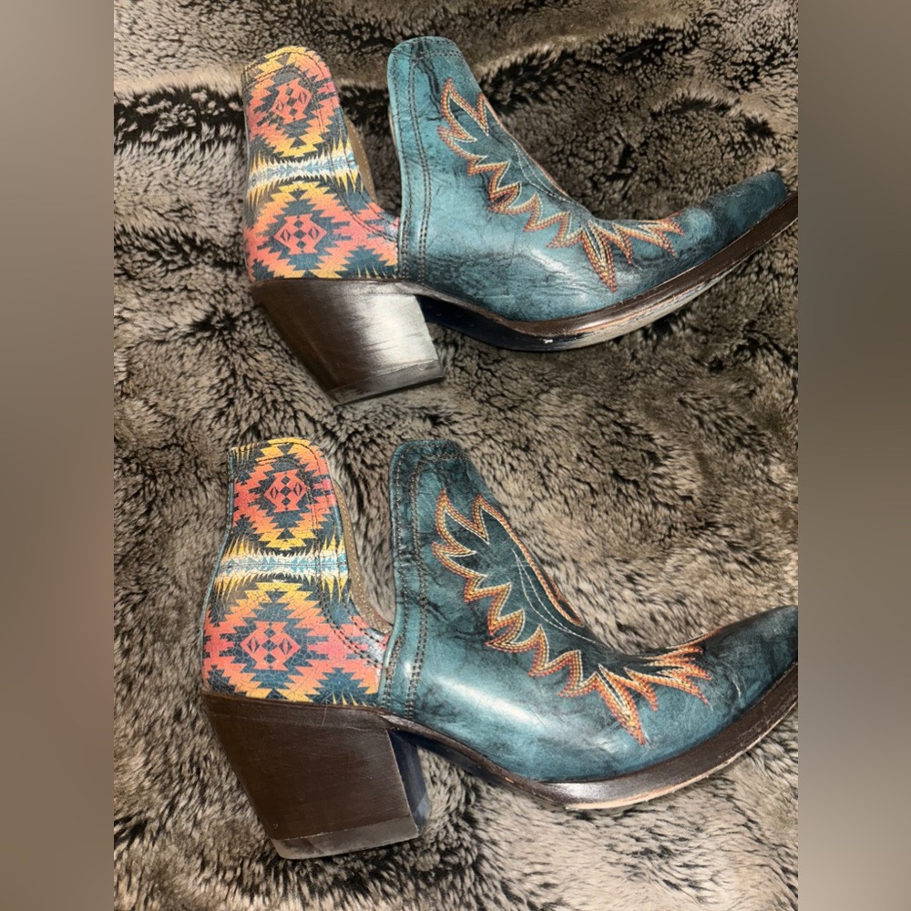 Ariat x Pendleton booties
Turquoise and Navajo print
